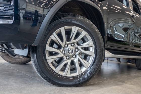 TOYOTA HILUX SW4 2.8 D-4D TURBO DIESEL SRX 7L 4X4 AUTOMÁTICO